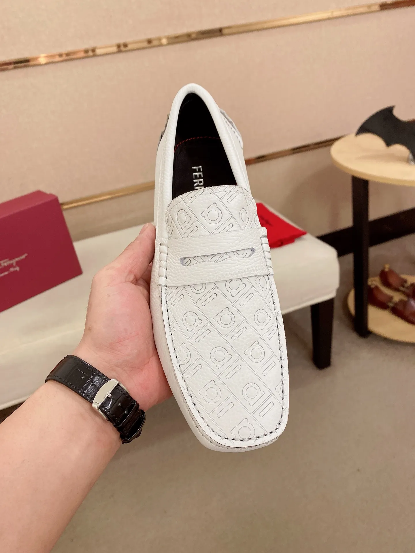 Men's shoes💰: 560💰High-end quality! Ferragamo🆕🆕Exclusive hot-selling products in stock🔥🔥New products on the shelves, high-quality Ferragamo men's pea shoes, high-end casual driving shoes, with complete packaging! 💪 💪 Material: imported first-layer pebbled cowhide 🐂 + imported high-quality water-dyed cowhide lining + wear-resistant outsole 👍🏻👍🏻 Features: high-end and comfortable, purely handmade 🚀 🚀 Create the perfect shoe that suits you best 🔥 🔥 Size: (38-44) 45 standard size can be customized!